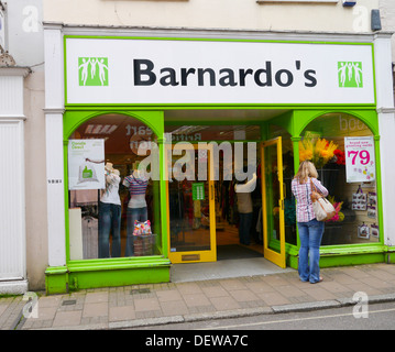 Barnardo del negozio di carità, Instow, Devon, Inghilterra Foto Stock