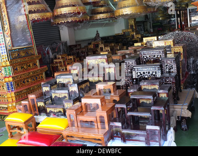 Altari buddisti per la vendita su Bamrung Muang Road, Bangkok, Thailandia Foto Stock