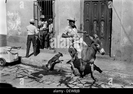 Asino Messico anni '70, asino e uomo runaway che vende gelati. San Cristóbal de las Casas Stato messicano del Chiapas.1973 OMERO SYKES Foto Stock