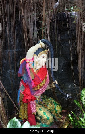 Phra Mae Thorani (dea della terra) statua al Wat Saket in Bangkok Foto Stock