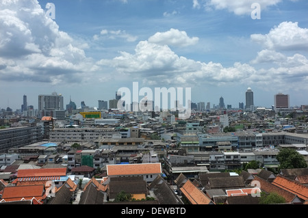 Skyline di Bangkok come visto da di Wat Saket (Golden Mount) Foto Stock