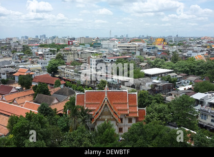 Skyline di Bangkok come visto da di Wat Saket (Golden Mount) Foto Stock