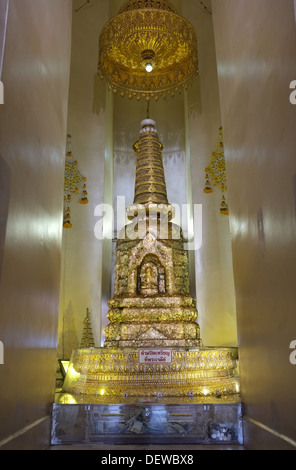 Le reliquie del Buddha sancito all'interno di the chedi del Wat Saket (Golden Mount), Bangkok Foto Stock
