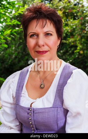 Ritratto di una donna di mezza età in dirndl bavarese Foto Stock