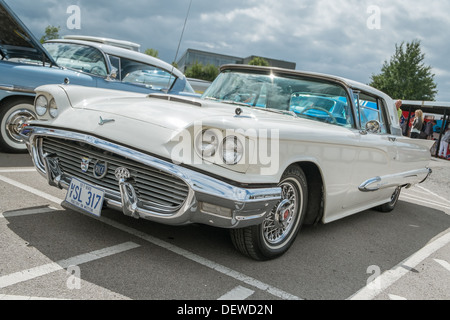 WEYBRIDGE, East Sussex, Regno Unito - 18 agosto: un classico crema Ford Thunderbird in mostra al motore di Brooklands Museum Foto Stock