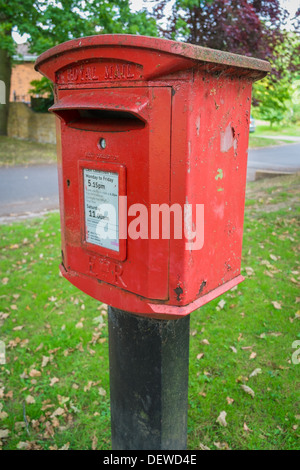 BERKSHIRE, Regno Unito - 10 agosto 2013: un tradizionale Rossa britannica Royal Mail casella postale. Nella foto nel mese di agosto 2013 sul bordo di un alloggiamento Foto Stock