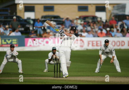 Durham battitore Ben Stokes aggancia la palla al confine contro Sussex durante il primo giorno della loro contea di LV Campionato partita di cricket Foto Stock