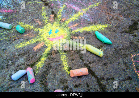 Chalk pittura di un felice sun sul marciapiede Foto Stock