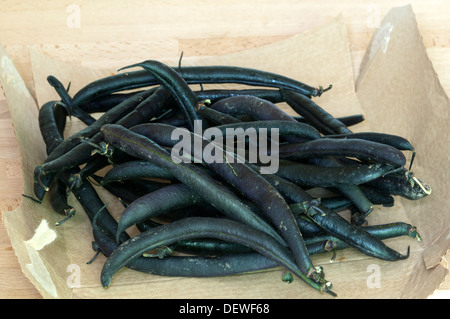 Un mucchio di organico viola fagioli francesi. Foto Stock