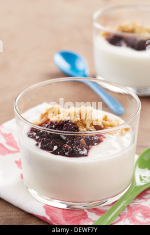 Yogurt con marmellata di frutti di bosco e cereali Foto Stock