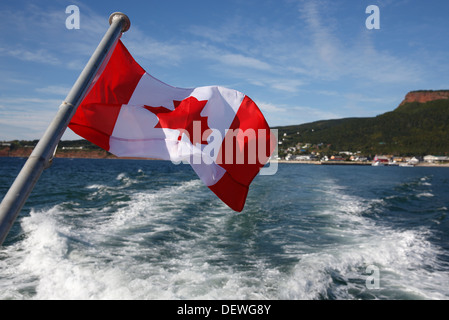 Bandiera canadese battenti da poppa di un'imbarcazione, Percé, Québec, Canada Foto Stock