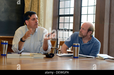 Laboratorio dello scrittore, Yale scuola estiva. Scrittore Sergio Troncoso colloqui con i partecipanti ai workshop. Foto Stock