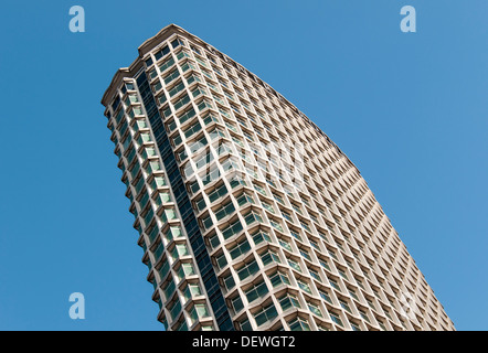 Centro modernista punto edificio progettato da R. Seifert & Partner a 101-103 New Oxford Street, London, England, Regno Unito Foto Stock