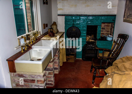 Vecchio stile di cucina con un dissipatore di Belfast e rubinetti in ottone Foto Stock
