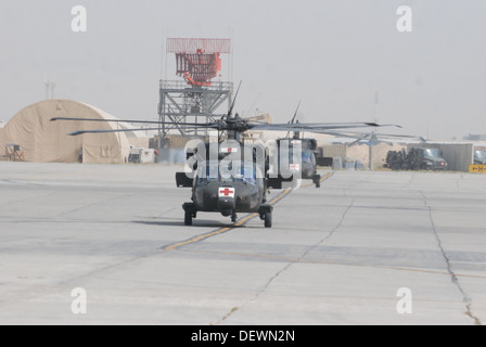 Due Stati Uniti Esercito HH-60M Black Hawk evacuazione medica elicotteri, con equipaggio da soldati di Charlie Company, 3° Battaglione (supporto generale), decimo combattere la Brigata Aerea, Task Force Phoenix, taxi per il paziente drop-off posizione fuori Heathe N. Craig giunto T Foto Stock