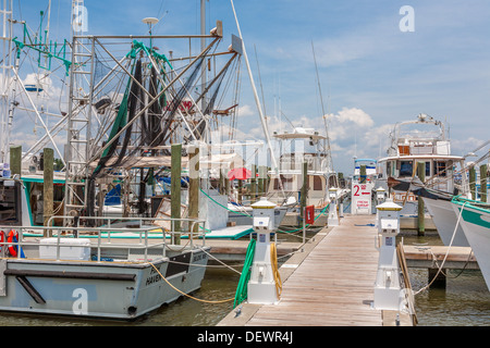 Segno vicino a barca da gamberetti mostra i gamberi in vendita presso il piccolo porto di artigianato in Biloxi Mississippi sul Golfo del Messico Foto Stock