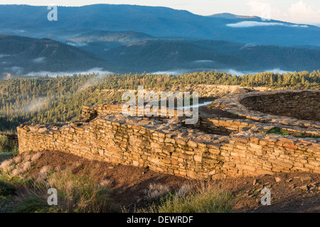 Grande casa Pueblo all'alba, Chimney Rock National Monument, Pagosa Springs, Colorado. Foto Stock