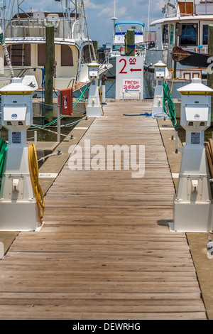 Segno vicino a barca da gamberetti mostra i gamberi in vendita presso il piccolo porto di artigianato in Biloxi Mississippi sul Golfo del Messico Foto Stock