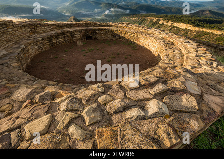 Grande casa Pueblo e kiva, Chimney Rock National Monument, Pagosa Springs, Colorado. Foto Stock