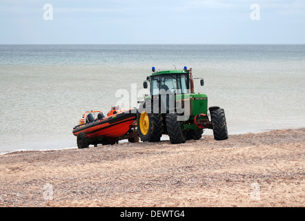 Henry il trattore tira una scialuppa di salvataggio in gommone sul Hornsea Beach in East Yorkshire Foto Stock
