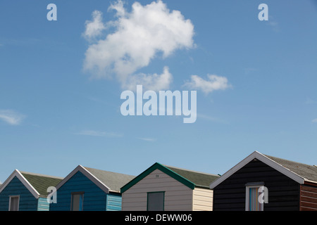 Beach Hut tetti, cielo blu, soffice nuvola, Southwold, vacanze Estate, Regno Unito Foto Stock