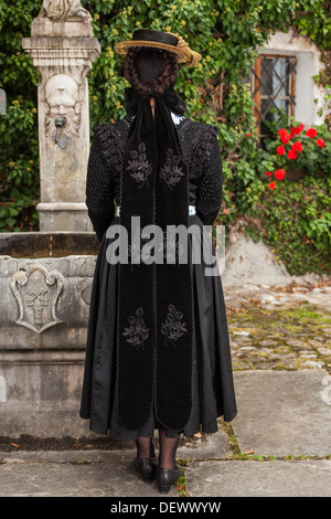 Vista posteriore di una donna elegante in un grembiule Foto Stock