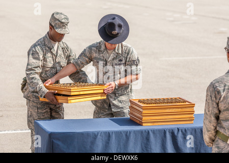 Officer e avieri preparare per Coin cerimonia durante la United States Air Force Base di formazione laurea in San Antonio, Texas Foto Stock