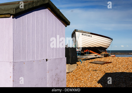 Una barca e una spiaggia capanna sulla spiaggia Greatstone, New Romney, Kent, Regno Unito. Foto Stock