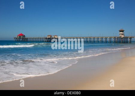 Huntington Beach Pier Surf City USA con bagnino torre in Caifornia Foto Stock