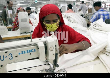 Dacca in Bangladesh . 24Sep, 2013. Donna del Bangladesh lavora in una fabbrica di indumenti in Ashulia Savar a Dhaka il 24 settembre 2013. Foto Stock