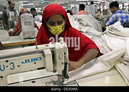 Dacca in Bangladesh . 24Sep, 2013. Donna del Bangladesh lavora in una fabbrica di indumenti in Ashulia Savar a Dhaka il 24 settembre 2013. Foto Stock