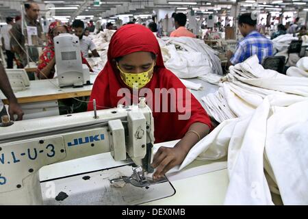 Dacca in Bangladesh . 24Sep, 2013. Donna del Bangladesh lavora in una fabbrica di indumenti in Ashulia Savar a Dhaka il 24 settembre 2013. Foto Stock