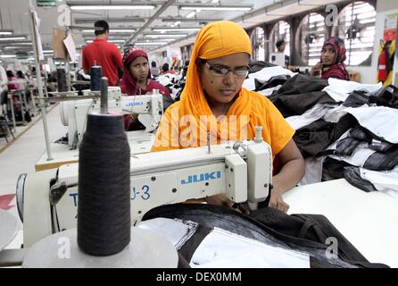 Dacca in Bangladesh . 24Sep, 2013. Donna del Bangladesh lavora in una fabbrica di indumenti in Ashulia Savar a Dhaka il 24 settembre 2013. Foto Stock