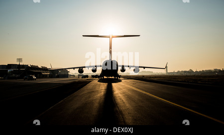 Il sole sorge sopra il finale di U.S. Air Force C-17 Globemaster III, P-223, come membri di equipaggio arrivano all'impianto di Boeing sett. 12, 2 Foto Stock