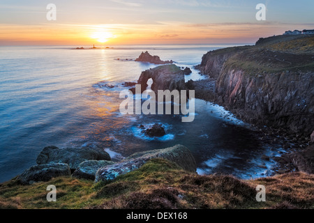 Tramonto a Lands End Cornwall Inghilterra REGNO UNITO mostra le formazioni rocciose di Enys Dodman e il Cavaliere armato Foto Stock