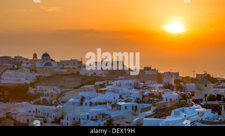 Il tramonto del villaggio di Oia sull isola di Santorini grecia Europa Foto Stock
