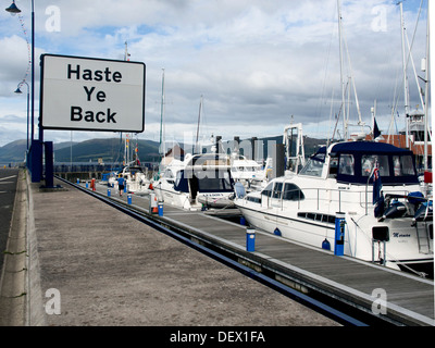 Affrettatevi torna segno a Rothesay Harbour, Isle of Bute Foto Stock