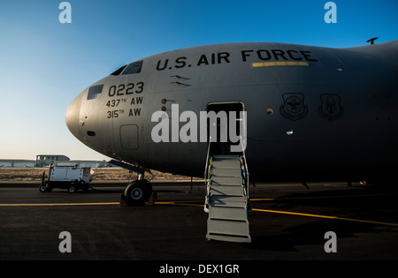 La finale U.S. Air Force C-17 Globemaster III, P-223, è rotolato fuori il Boeing linea di montaggio e posti sulla linea di volo assortiti Foto Stock