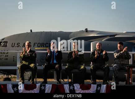 Stati Uniti Air Force leader e un illustre ospite di applaudire durante una cerimonia di premiazione che si terrà da Boeing che commemora la finale U.S. Air Force Foto Stock