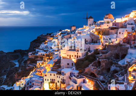 Il crepuscolo si affaccia su edifici sulla Caldera a Oia Santorini grecia Europa Foto Stock