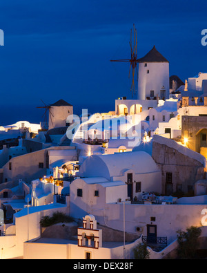 Il crepuscolo si affaccia su edifici sulla Caldera a Oia Santorini grecia Europa Foto Stock