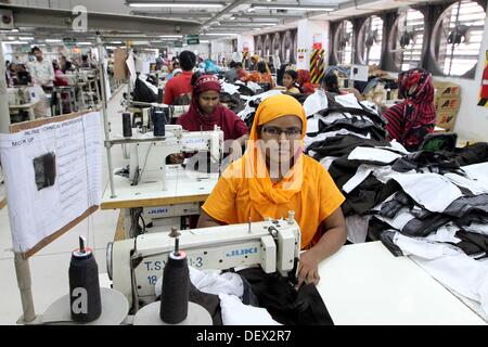 Dacca in Bangladesh . 24Sep, 2013. Donna del Bangladesh lavora in una fabbrica di indumenti in Ashulia Savar a Dhaka il 24 settembre 2013. Foto Stock