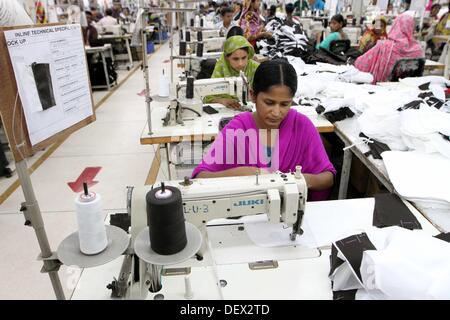 Dacca in Bangladesh . 24Sep, 2013. Donna del Bangladesh lavora in una fabbrica di indumenti in Ashulia Savar a Dhaka il 24 settembre 2013. Foto Stock