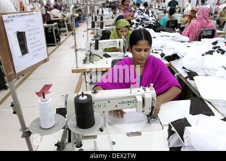 Dacca in Bangladesh . 24Sep, 2013. Donna del Bangladesh lavora in una fabbrica di indumenti in Ashulia Savar a Dhaka il 24 settembre 2013. Foto Stock