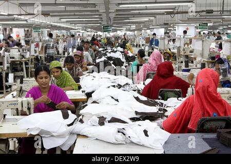 Dacca in Bangladesh . 24Sep, 2013. Donna del Bangladesh lavora in una fabbrica di indumenti in Ashulia Savar a Dhaka il 24 settembre 2013. Foto Stock