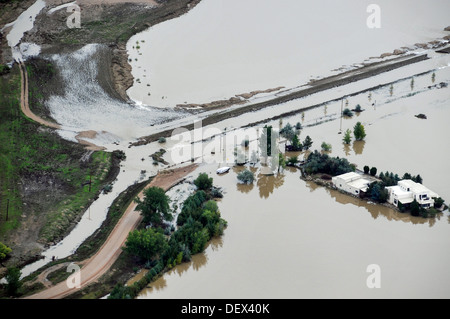 Arial vista di allagamento enormi danni alle strade a Settembre 18, 2013 sopra Longmont, CO. Registrare allagamento provocato da piogge pesanti e la deforestazione causati dagli incendi boschivi. Foto Stock