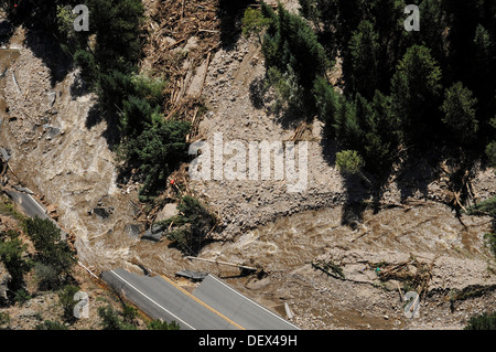 Arial vista di enormi danni di allagamento per US Highway 34 Settembre 18, 2013 sopra Longmont, CO. Registrare allagamento provocato da piogge pesanti e la deforestazione causati dagli incendi boschivi. Foto Stock