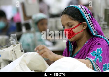 Dacca in Bangladesh . 24Sep, 2013. BANGLADESH, Dhaka : Una donna del Bangladesh lavora in una fabbrica di indumenti in Ashulia Savar a Dhaka il 24 settembre 2013. Foto Stock