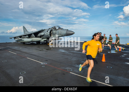 Velisti assegnati al distribuita Amphibious Assault nave USS Bonhomme Richard (LHD 6), insieme con i Marines imbarcati da Foto Stock