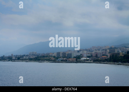 Bastia lungo il mare con le montagne sullo sfondo Foto Stock